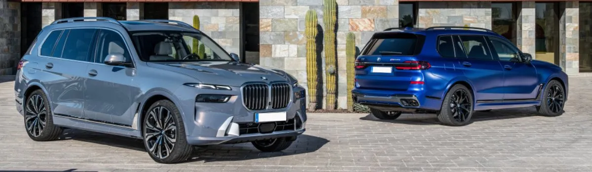 BMW X7 gris y azul estacionados