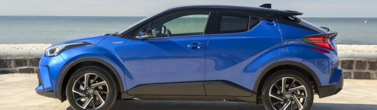 Toyota C-HR azul en la carretera 