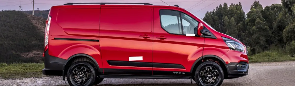 Monovolumen Ford Tourneo Custom roja 