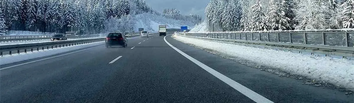 Autos en autopista invierno