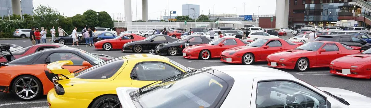 Concentración de coches japoneses en un parking