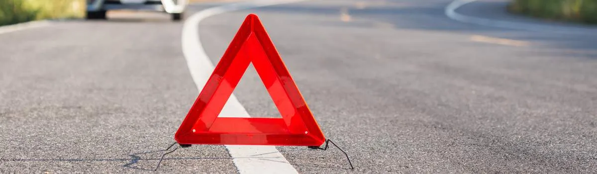 Triángulo de emergencia en la carretera