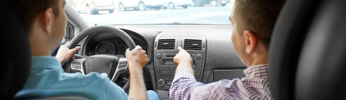 Personas conduciendo un coche turismo