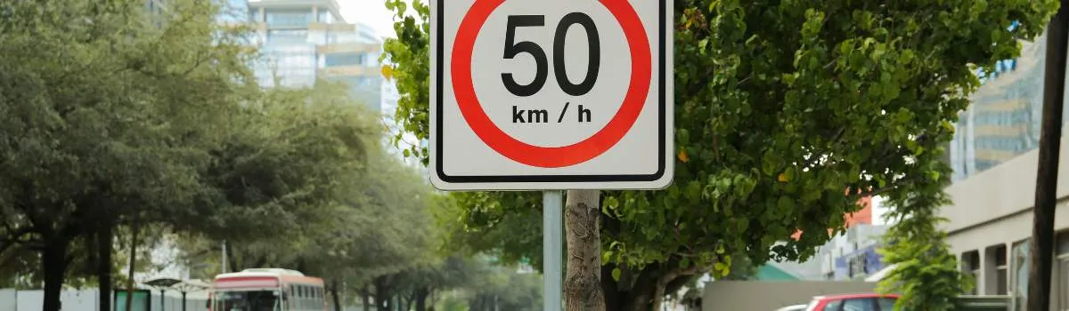 Señal del límite de velocidad en 50 km/h.