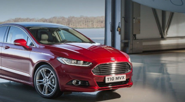 Ford Mondeo rojo