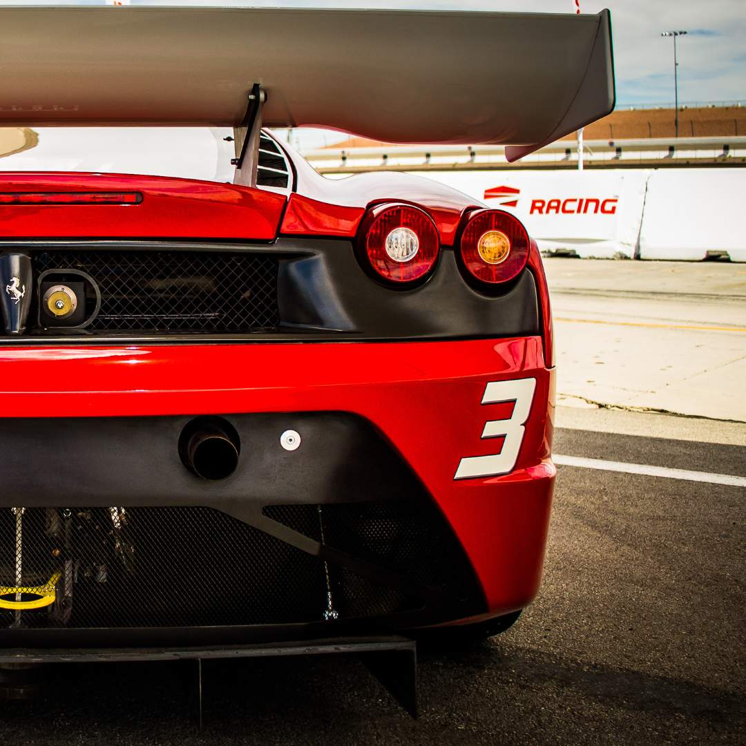 Alerón de un Ferrari rojo