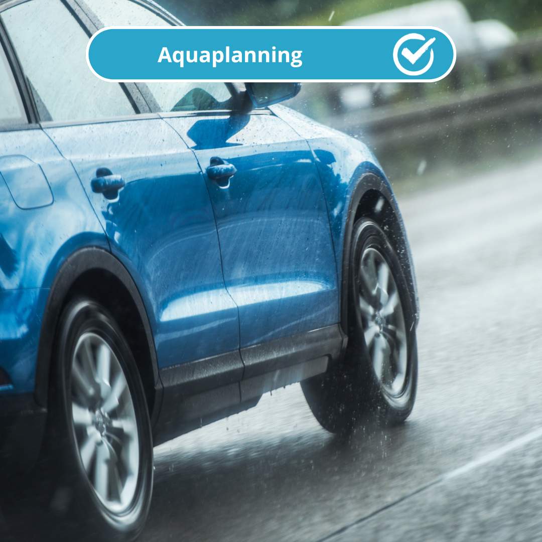 Aquaplaning de un coche azul en la carretera