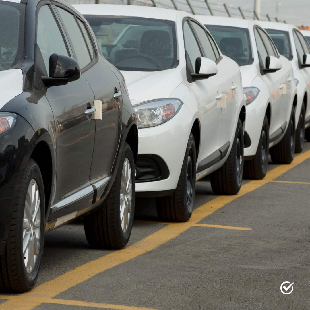 Carros estacionados en fila