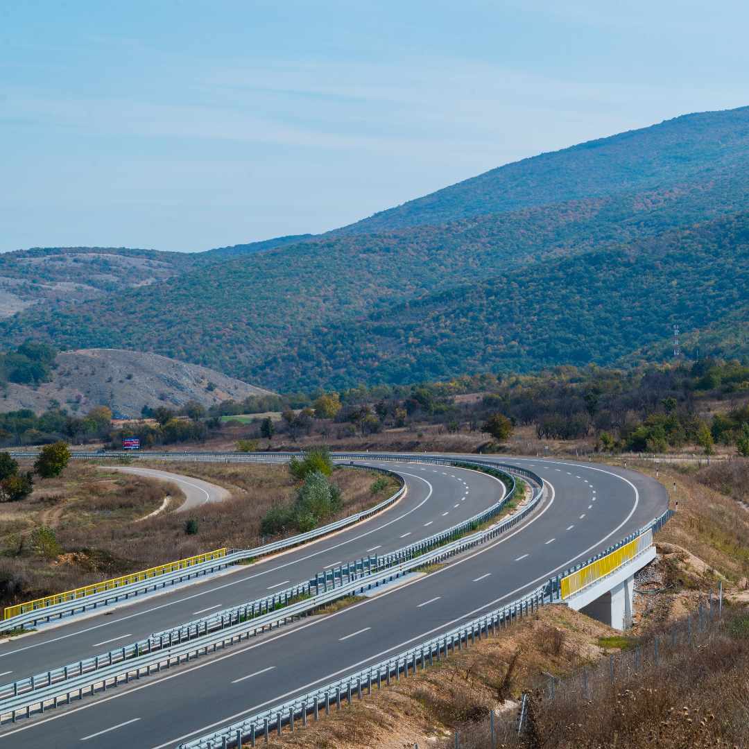 Autopista que cruza entre montañas