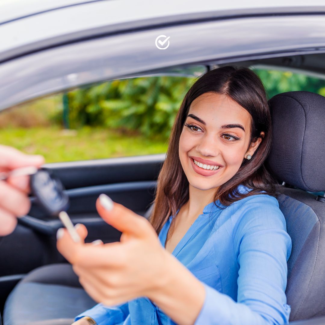 Chica recibiendo llaves de coche